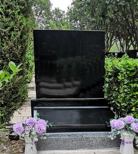 静馨立碑