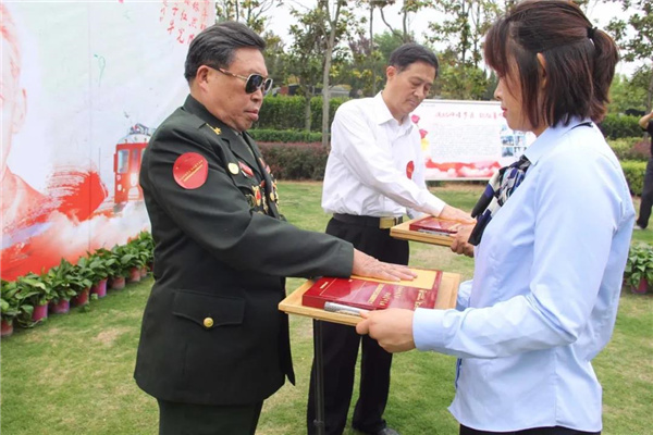 家属及嘉宾代表越南反击战特级英雄轩永涛进行金塑手模留印